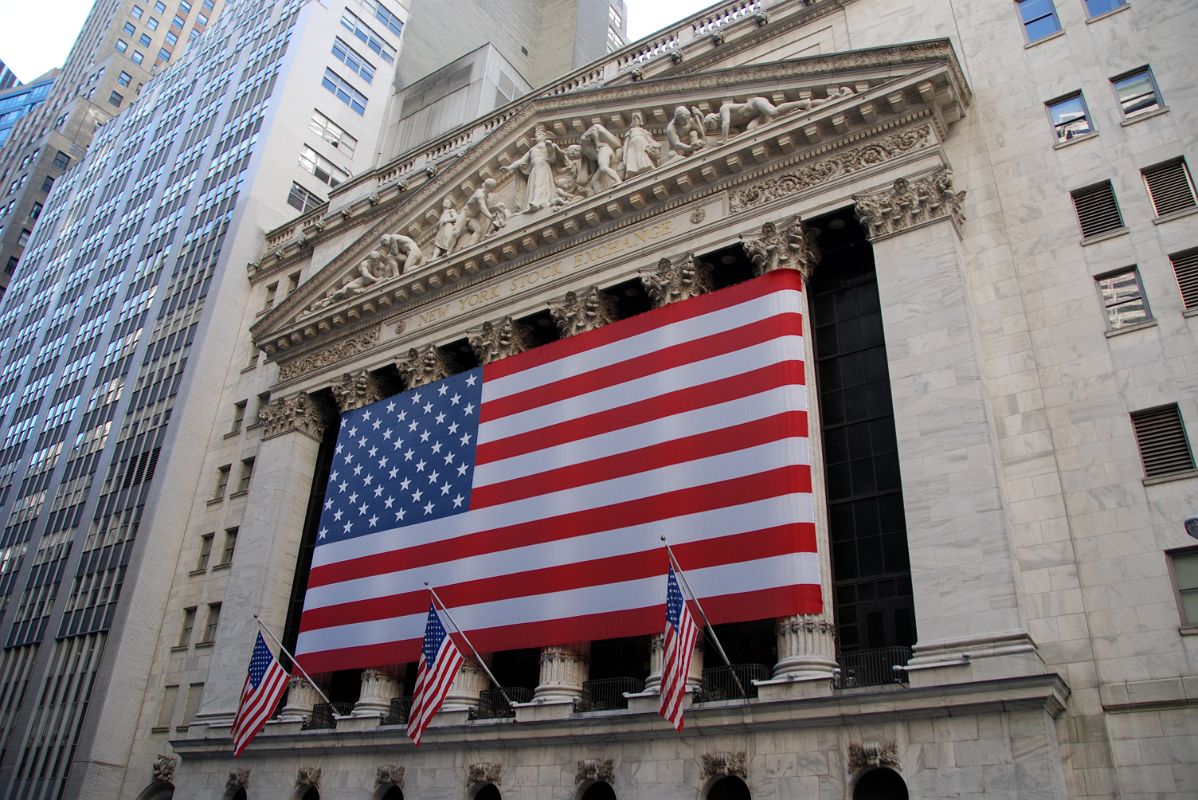 18-3 Large American Flag At The New York Stock Exchange In New York Financial District
